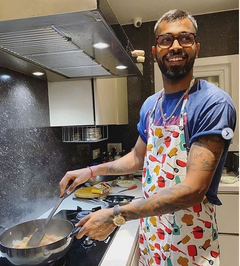 किचन में चीज बटर मसाला बनाते दिखे हार्दिक पंड्या, गब्बर ने कर दी खिंचाई