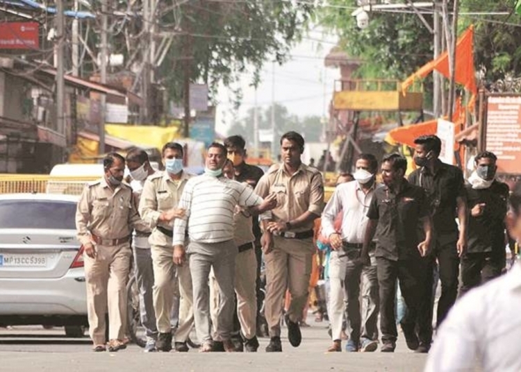 पुलिस के साथ एनकाउंटर में मारा गया गैंगस्टर विकास दुबे, यूपी STF की गाड़ी पलटने के बाद की थी भागने की कोशिश