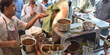 दिल्ली में एक जगह ऐसी भी, यहां छोले-कुलचे चाहिए तो मसाले का नंबर बताइए