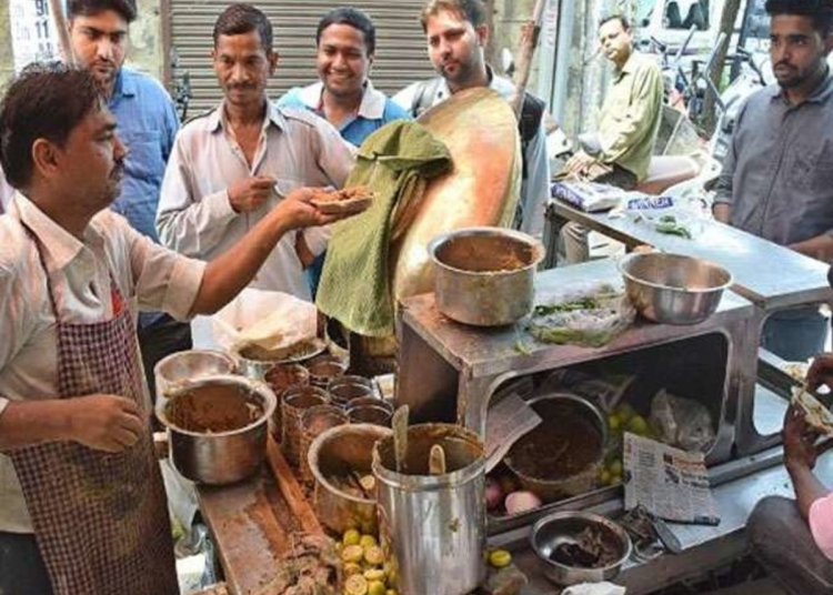 दिल्ली में एक जगह ऐसी भी, यहां छोले-कुलचे चाहिए तो मसाले का नंबर बताइए