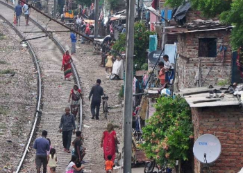 Indian Railway News: देखता रहा शासन-प्रशासन रेल ट्रैक के किनारे बसती रहीं झुग्गियां