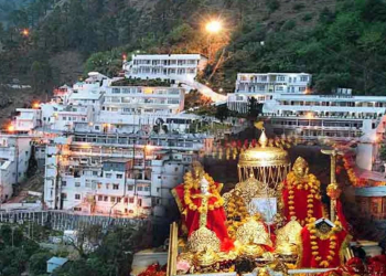 Vaishno Devi Yatra: वैष्णो देवी की पवित्र पूजा में फिर शामिल हो सकेंगे श्रद्धालु, दर्शनार्थियों की संख्या भी बढ़ी