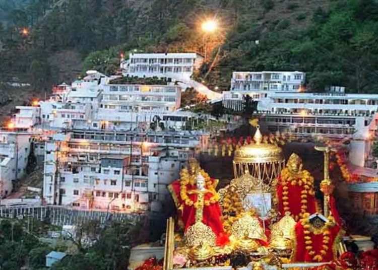 Vaishno Devi Yatra: वैष्णो देवी की पवित्र पूजा में फिर शामिल हो सकेंगे श्रद्धालु, दर्शनार्थियों की संख्या भी बढ़ी